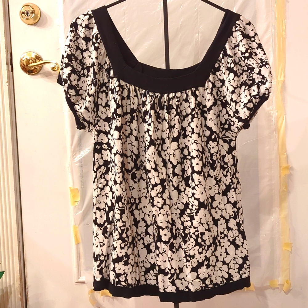 'Dress Barn' summer shirt. Size L. Made of Rayon, Cotton, Nylon.